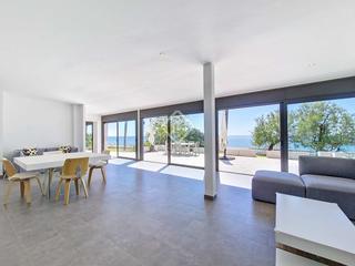 Lloguer Xalet a Barri de Mar. Exclusiva villa en primera línea de mar con 5 dormitorios y gara