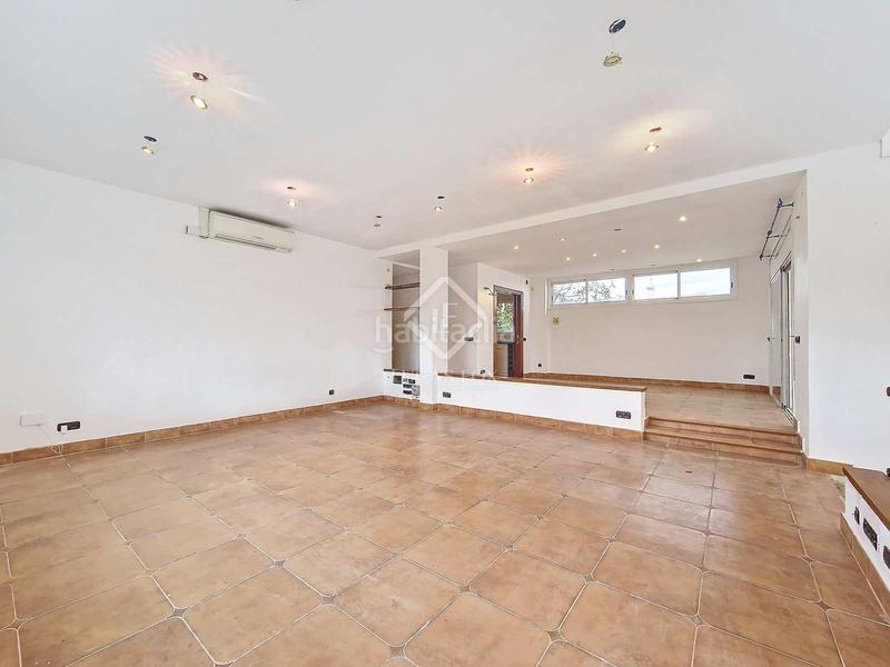 Foto 0e5a12cb-3575-4fd1-a62b-27e12ab752a8. Chalet fantástica casa independiente, completamente exterior, con 4 habitaciones y un extenso jardín en venta en una tranquila zona resid en Vendrell (El)
