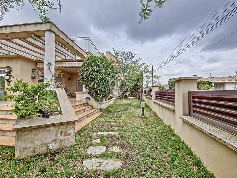 Foto 38fb8cb4-dd30-48c5-b5b3-c905d58c844b. Chalet fantástica casa independiente, completamente exterior, con 4 habitaciones y un extenso jardín en venta en una tranquila zona resid en Vendrell (El)