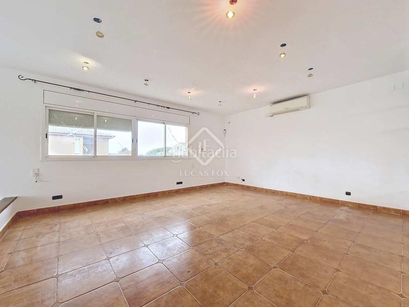Foto 444f8640-81d0-4fad-9514-5bdfce3d9b18. Chalet fantástica casa independiente, completamente exterior, con 4 habitaciones y un extenso jardín en venta en una tranquila zona resid en Vendrell (El)