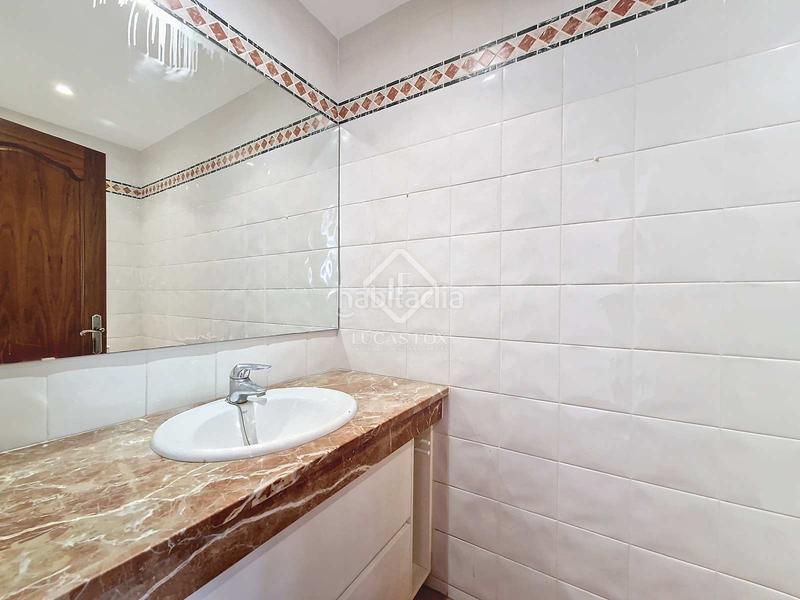 Foto 44a4513b-bdea-4f88-aca0-c94ad901937d. Chalet fantástica casa independiente, completamente exterior, con 4 habitaciones y un extenso jardín en venta en una tranquila zona resid en Vendrell (El)