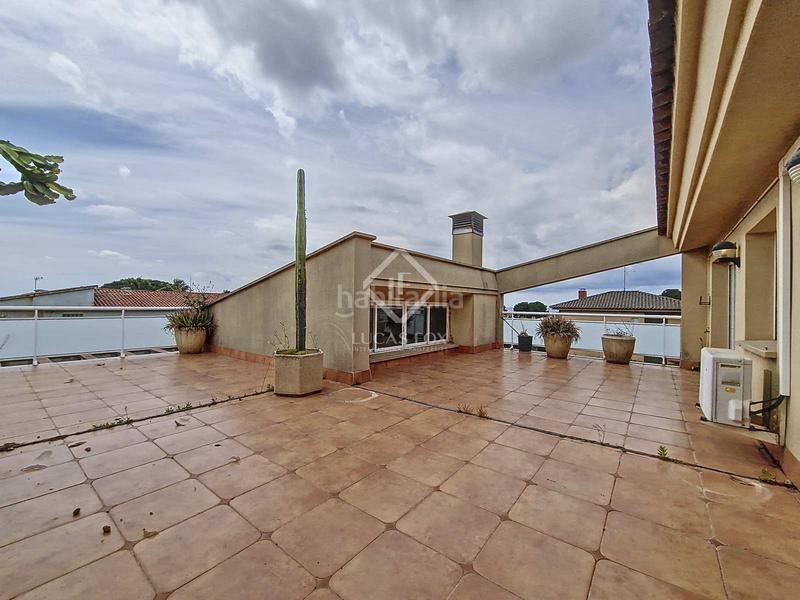Foto 45a7674c-5625-4a83-b36e-a41b47de9f95. Chalet fantástica casa independiente, completamente exterior, con 4 habitaciones y un extenso jardín en venta en una tranquila zona resid en Vendrell (El)