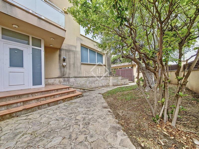 Foto 4be792cf-5505-43d3-a3eb-991d3a4dc46f. Chalet fantástica casa independiente, completamente exterior, con 4 habitaciones y un extenso jardín en venta en una tranquila zona resid en Vendrell (El)