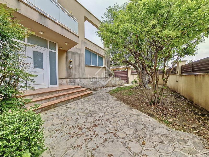 Foto 5c74f5d4-8c13-4179-b5db-9c711b523b5a. Chalet fantástica casa independiente, completamente exterior, con 4 habitaciones y un extenso jardín en venta en una tranquila zona resid en Vendrell (El)