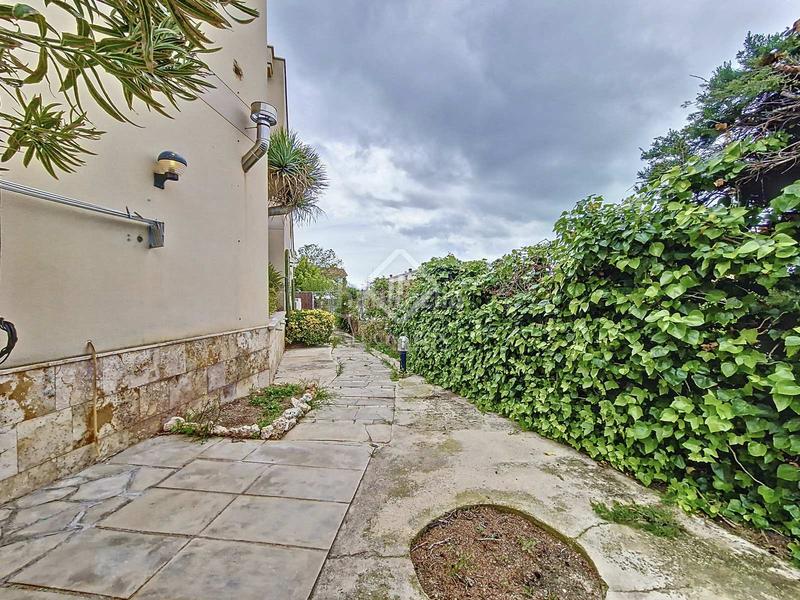 Foto 634bf8da-acf2-4b47-a477-63c9549c122f. Chalet fantástica casa independiente, completamente exterior, con 4 habitaciones y un extenso jardín en venta en una tranquila zona resid en Vendrell (El)