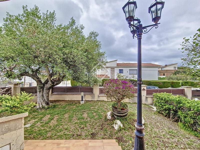 Foto 770ab475-6d8d-40f9-a984-9effeb435a70. Chalet fantástica casa independiente, completamente exterior, con 4 habitaciones y un extenso jardín en venta en una tranquila zona resid en Vendrell (El)