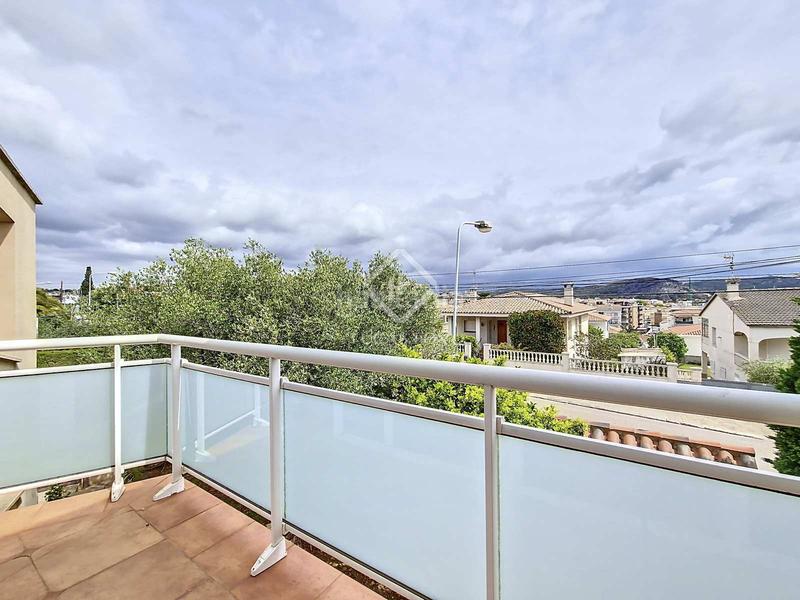 Foto 79a4bbbf-be50-4b14-9d86-5350eb0794b7. Chalet fantástica casa independiente, completamente exterior, con 4 habitaciones y un extenso jardín en venta en una tranquila zona resid en Vendrell (El)