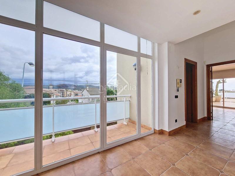 Foto 937fd739-04fc-4240-9514-368582614c4e. Chalet fantástica casa independiente, completamente exterior, con 4 habitaciones y un extenso jardín en venta en una tranquila zona resid en Vendrell (El)