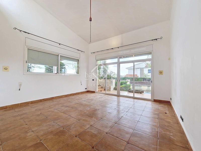 Foto 9e7e99ed-08f8-422d-8481-be199a613e83. Chalet fantástica casa independiente, completamente exterior, con 4 habitaciones y un extenso jardín en venta en una tranquila zona resid en Vendrell (El)