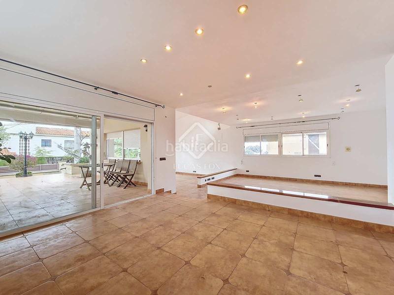 Foto bcb3568d-24f2-44bc-b806-956dd1caac93. Chalet fantástica casa independiente, completamente exterior, con 4 habitaciones y un extenso jardín en venta en una tranquila zona resid en Vendrell (El)