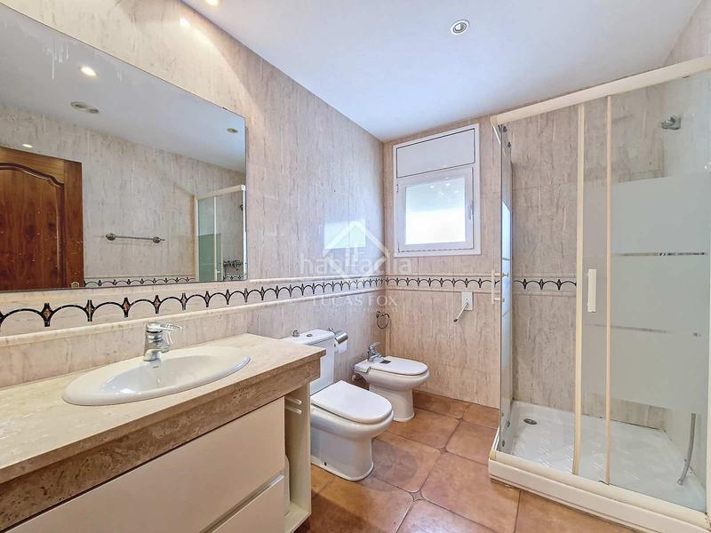 Foto c3e2e309-5ea4-4cac-aa60-ad10c1c0f494. Chalet fantástica casa independiente, completamente exterior, con 4 habitaciones y un extenso jardín en venta en una tranquila zona resid en Vendrell (El)
