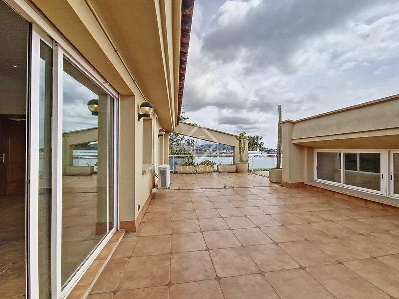 Foto c58843c0-79d9-4be3-a94d-bdb2f5e318a5. Chalet fantástica casa independiente, completamente exterior, con 4 habitaciones y un extenso jardín en venta en una tranquila zona resid en Vendrell (El)