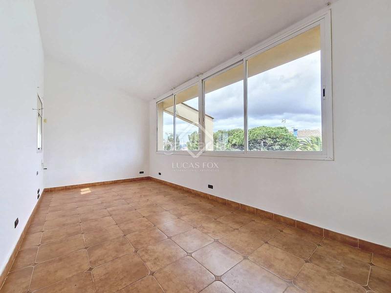 Foto c7be6b9c-3c2d-4af6-8ed3-9773ee989c58. Chalet fantástica casa independiente, completamente exterior, con 4 habitaciones y un extenso jardín en venta en una tranquila zona resid en Vendrell (El)
