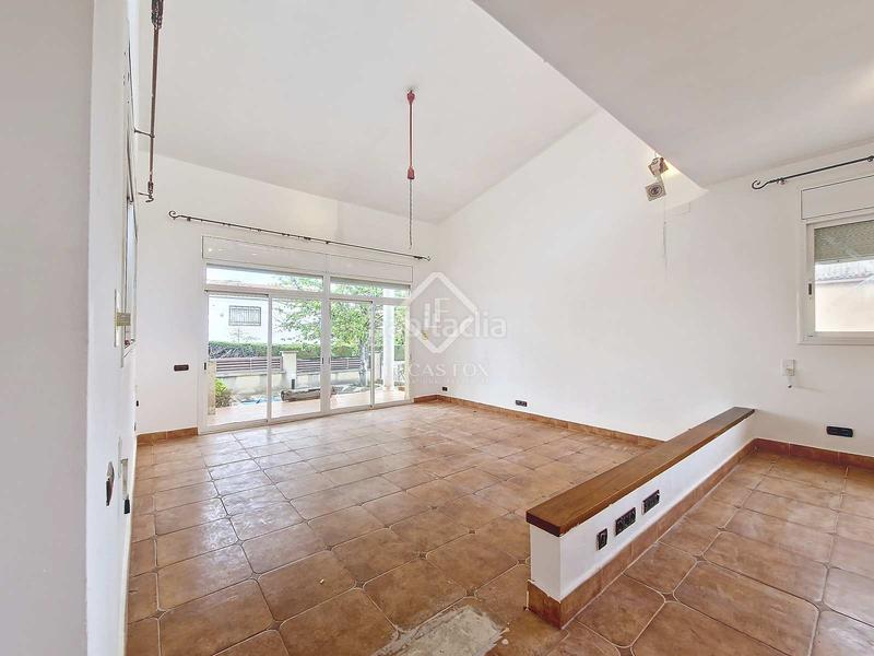 Foto c8e083a6-b9f9-499b-be1d-e02bdf0c3cc3. Chalet fantástica casa independiente, completamente exterior, con 4 habitaciones y un extenso jardín en venta en una tranquila zona resid en Vendrell (El)