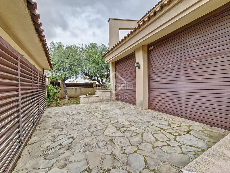 Foto d94988f8-d147-428d-a0e8-7df773dd36af. Chalet fantástica casa independiente, completamente exterior, con 4 habitaciones y un extenso jardín en venta en una tranquila zona resid en Vendrell (El)