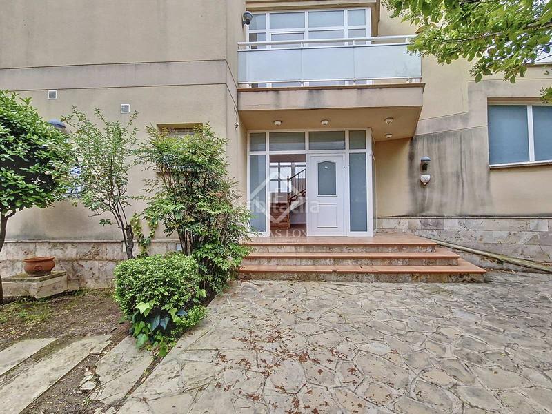 Foto dfa00263-2442-4d64-a76f-c62278133588. Chalet fantástica casa independiente, completamente exterior, con 4 habitaciones y un extenso jardín en venta en una tranquila zona resid en Vendrell (El)