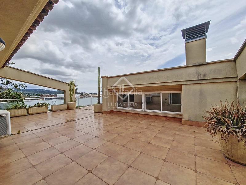 Foto e1e98f68-590b-48a4-b6bd-9ccf675c2b55. Chalet fantástica casa independiente, completamente exterior, con 4 habitaciones y un extenso jardín en venta en una tranquila zona resid en Vendrell (El)