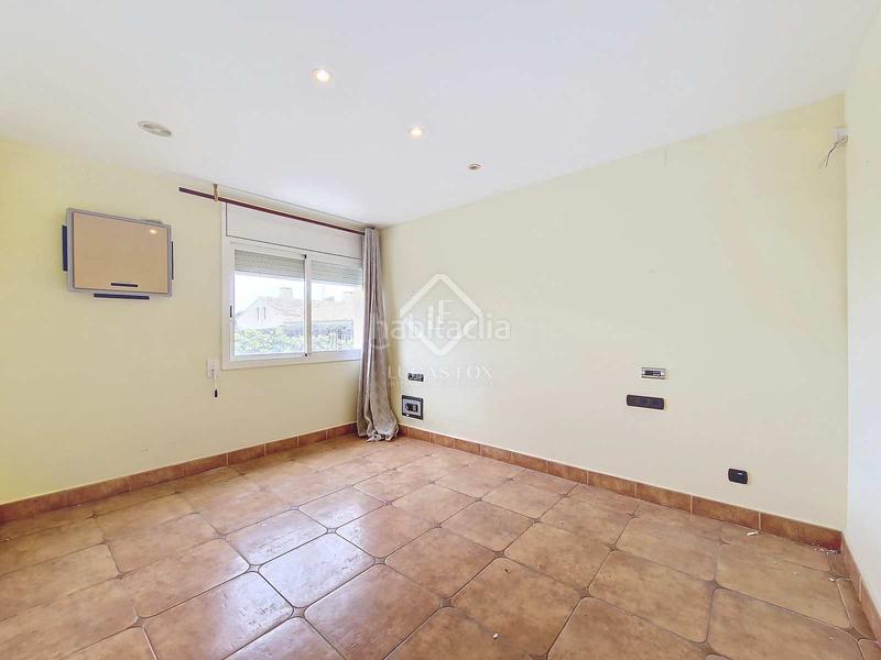 Foto f0f4f2de-a323-414d-a38b-a954c9fbbd8e. Chalet fantástica casa independiente, completamente exterior, con 4 habitaciones y un extenso jardín en venta en una tranquila zona resid en Vendrell (El)