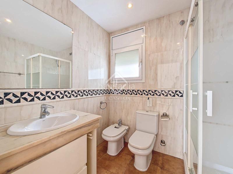 Foto f39fe696-6e3c-48c3-999e-8fca2648e948. Chalet fantástica casa independiente, completamente exterior, con 4 habitaciones y un extenso jardín en venta en una tranquila zona resid en Vendrell (El)