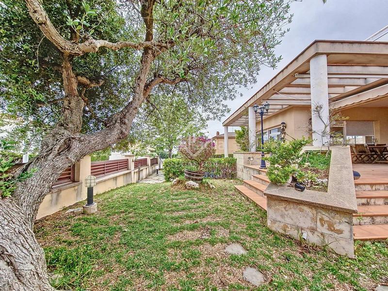 Foto ff630538-814e-49a0-a4d0-2d33fb27deca. Chalet fantástica casa independiente, completamente exterior, con 4 habitaciones y un extenso jardín en venta en una tranquila zona resid en Vendrell (El)