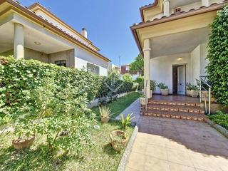 Chalet à Santa Maria-l´Eixample-Sud Sumella. Casa independiente con mucho encanto, con garaje y piscina priva