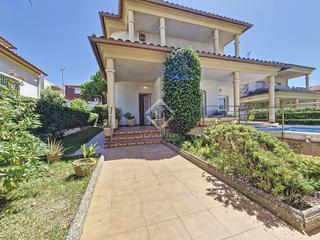 Chalet en Santa Maria-l´Eixample-Sud Sumella. Casa independiente con mucho encanto, con garaje y piscina priva