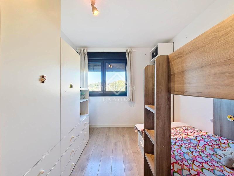Foto 0ecc58fb-0d8c-446a-880e-6d61fbfb76ee. Piso fantástico piso exterior con 4 dormitorios, plaza de aparcamiento y piscina comunitaria en venta en Vilanova i la Geltrú