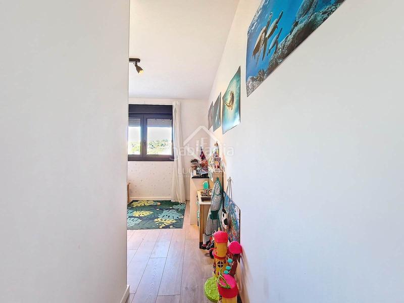 Foto 4708b17a-f1d6-45f1-bdaa-4ef80018bb0d. Piso fantástico piso exterior con 4 dormitorios, plaza de aparcamiento y piscina comunitaria en venta en Vilanova i la Geltrú
