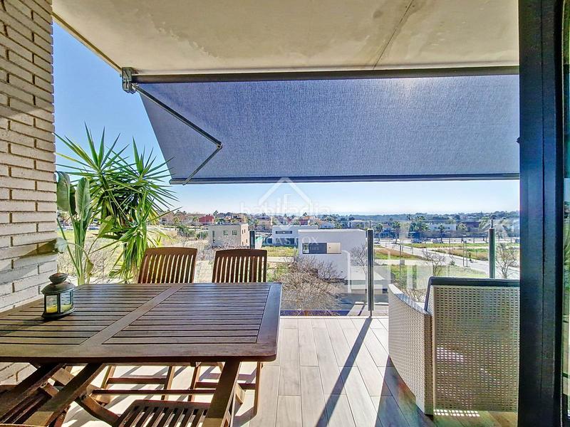 Foto 8dc69e15-ef4a-4057-9687-8b0fc02226cc. Piso fantástico piso exterior con 4 dormitorios, plaza de aparcamiento y piscina comunitaria en venta en Vilanova i la Geltrú