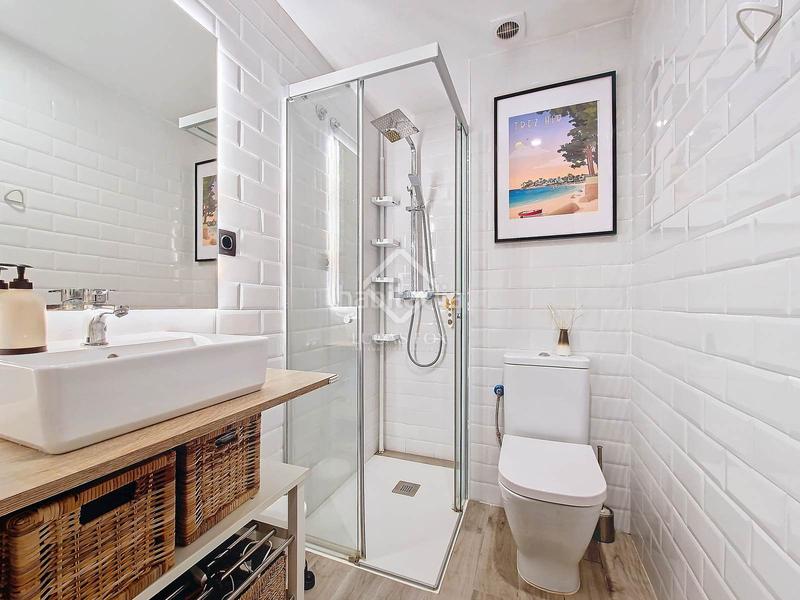 Foto 8e3a6bb6-06df-46f4-af9c-c624792ad6e2. Piso fantástico piso exterior con 4 dormitorios, plaza de aparcamiento y piscina comunitaria en venta en Vilanova i la Geltrú