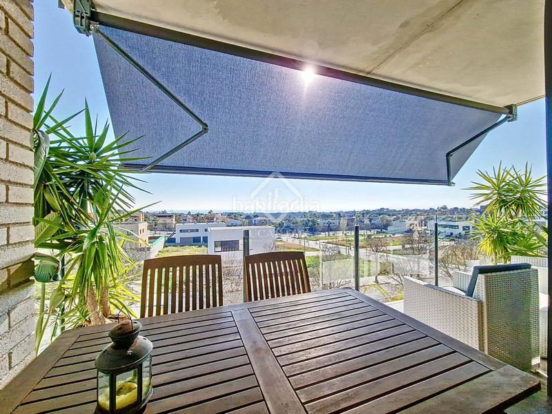 Foto cefc7c15-f217-4f9c-bc71-189d89d7aaea. Piso fantástico piso exterior con 4 dormitorios, plaza de aparcamiento y piscina comunitaria en venta en Vilanova i la Geltrú