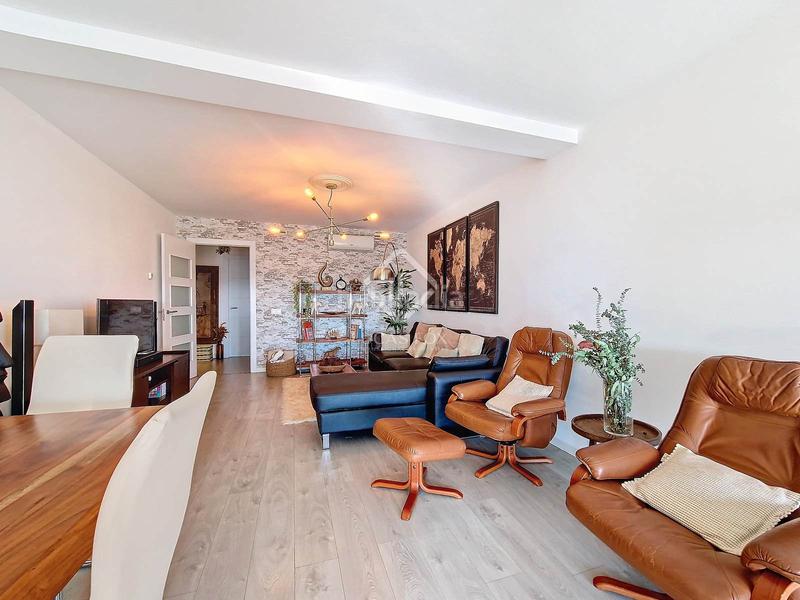 Foto eb48a40f-08f9-467a-8d55-2c8bd0649931. Piso fantástico piso exterior con 4 dormitorios, plaza de aparcamiento y piscina comunitaria en venta en Vilanova i la Geltrú