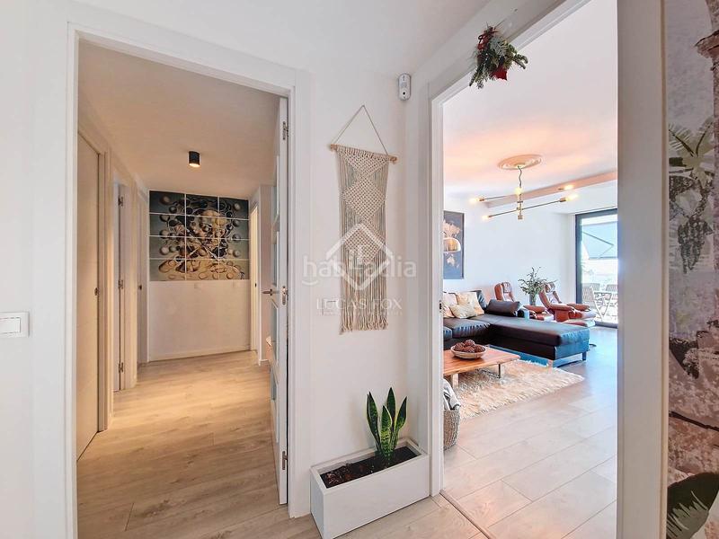 Foto eeced75b-fc74-4ab7-9187-8cf2c237c620. Piso fantástico piso exterior con 4 dormitorios, plaza de aparcamiento y piscina comunitaria en venta en Vilanova i la Geltrú