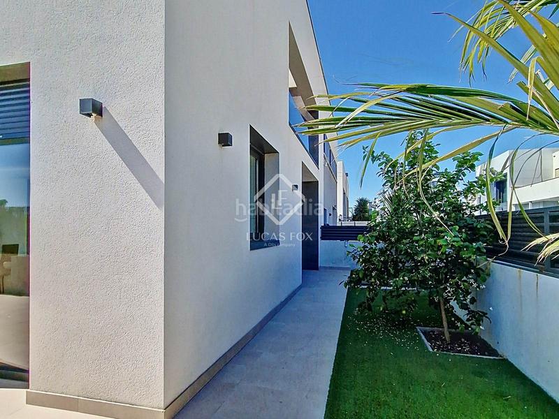 Foto b135cdfb-bef9-4987-806b-068509d6039c. Chalet casa de diseño con grandes calidades en venta en la carrelada, en una de las mejores zonas de la ciudad en Vilanova i la Geltrú