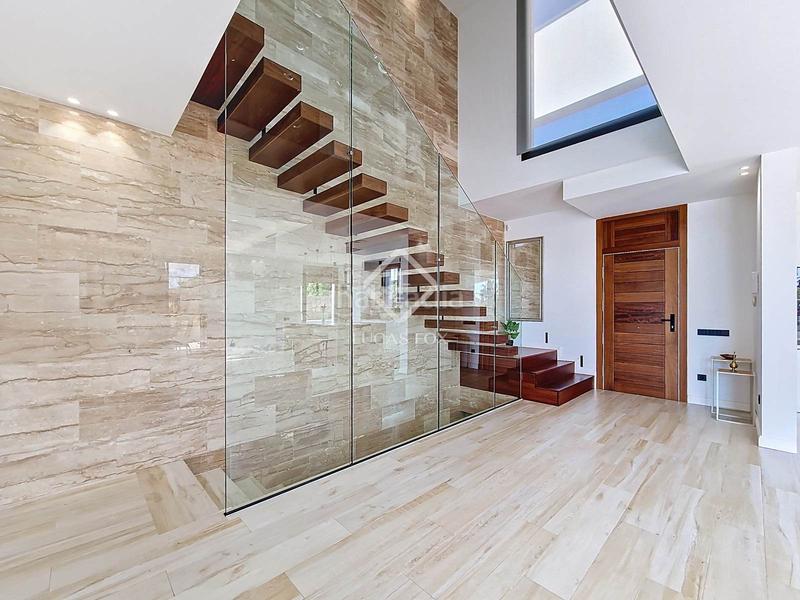 Foto b7598bf0-d7b0-46eb-962d-96f89bc34808. Chalet casa de diseño con grandes calidades en venta en la carrelada, en una de las mejores zonas de la ciudad en Vilanova i la Geltrú