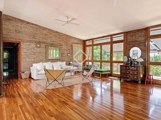 Chalet in LAragai. Villa de estilo mediterrneo con jardn privado y vistas al mar