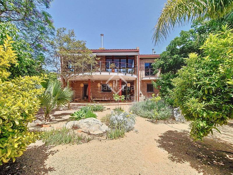 Foto 0796a48e-c7cf-4106-b827-50c99c98e531. Chalet villa de estilo mediterráneo con jardín privado y vistas al mar en venta en Vilanova i la Geltrú