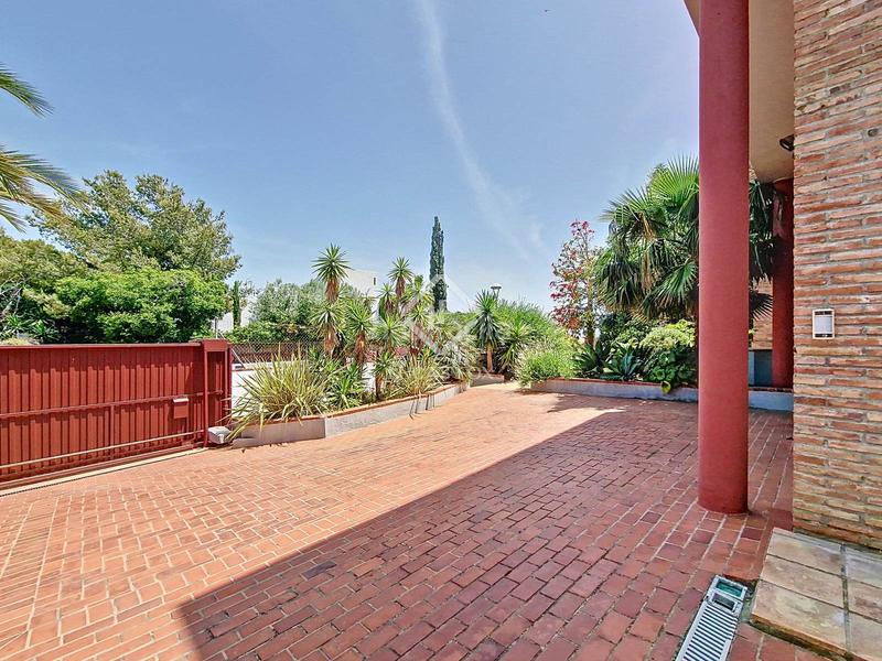 Foto 08813f8c-1be6-4c01-823e-90def3b05b9e. Chalet villa de estilo mediterráneo con jardín privado y vistas al mar en venta en Vilanova i la Geltrú