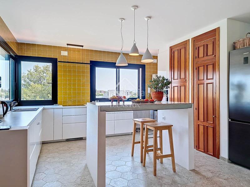 Foto 0a5a9d48-14b3-46c5-a766-d782c9b3f079. Chalet villa de estilo mediterráneo con jardín privado y vistas al mar en venta en Vilanova i la Geltrú