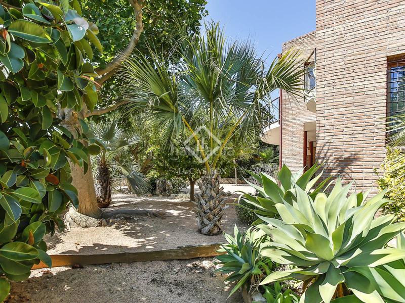 Foto 101f6653-d4b5-41cb-972f-2a9e35f1a6c9. Chalet villa de estilo mediterráneo con jardín privado y vistas al mar en venta en Vilanova i la Geltrú
