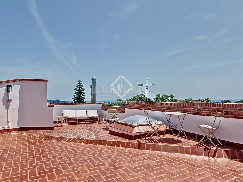 Foto 14c84f8a-39aa-4471-b31b-63375ea461e8. Chalet villa de estilo mediterráneo con jardín privado y vistas al mar en venta en Vilanova i la Geltrú