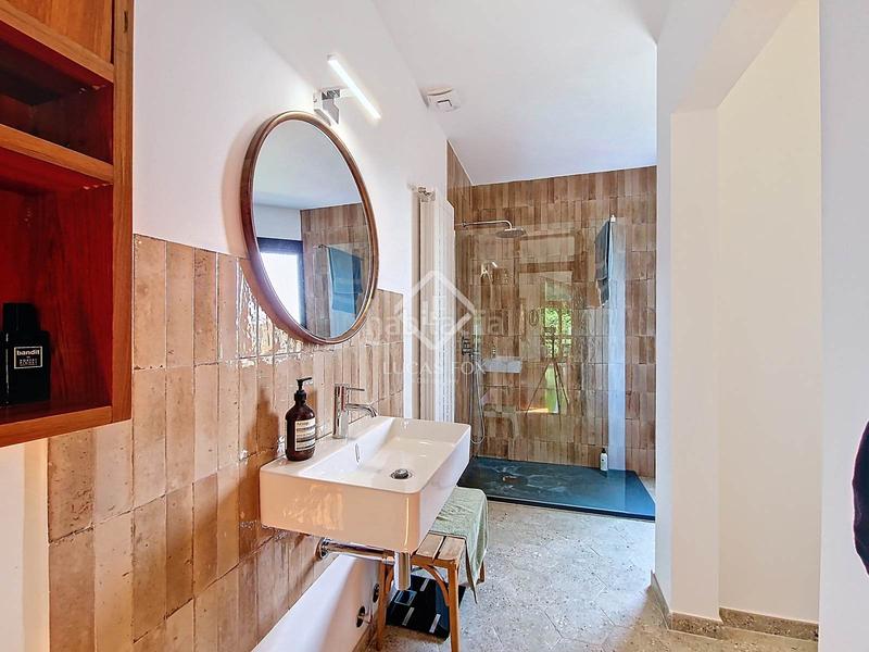 Foto 225532ac-7415-4f12-8e10-c4687aacecf2. Chalet villa de estilo mediterráneo con jardín privado y vistas al mar en venta en Vilanova i la Geltrú