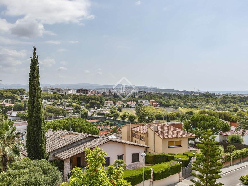 Foto 2348a4e9-9eb9-4859-952b-4129454f2882. Chalet villa de estilo mediterráneo con jardín privado y vistas al mar en venta en Vilanova i la Geltrú