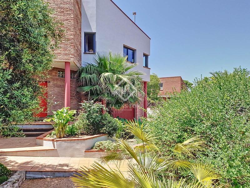 Foto 23cad3d7-c253-4170-8ee7-a587a972596d. Chalet villa de estilo mediterráneo con jardín privado y vistas al mar en venta en Vilanova i la Geltrú