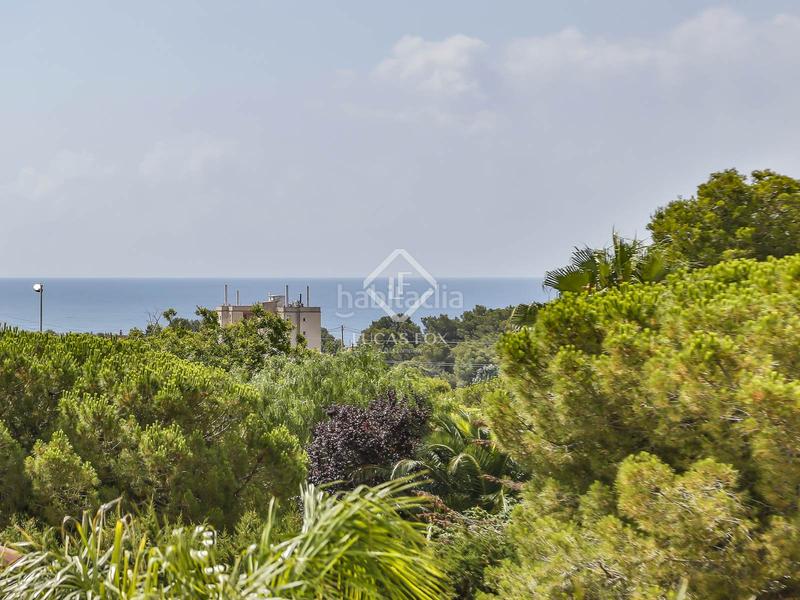 Foto 2dad4d05-47ed-4ba1-a15f-6aac6c9dc993. Chalet villa de estilo mediterráneo con jardín privado y vistas al mar en venta en Vilanova i la Geltrú