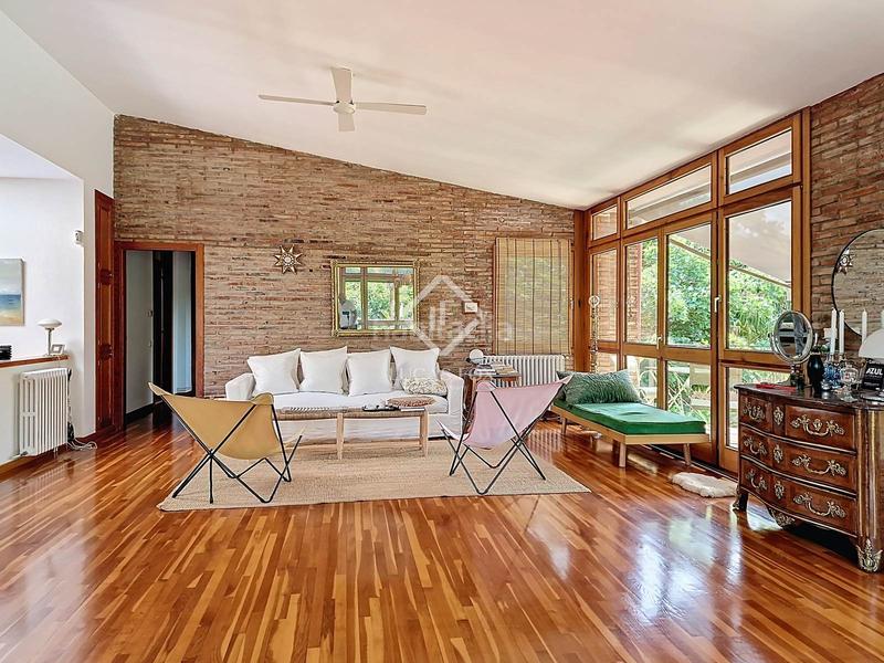 Foto 320e7b74-d72b-4e45-8ee0-e87001ed15af. Chalet villa de estilo mediterráneo con jardín privado y vistas al mar en venta en Vilanova i la Geltrú