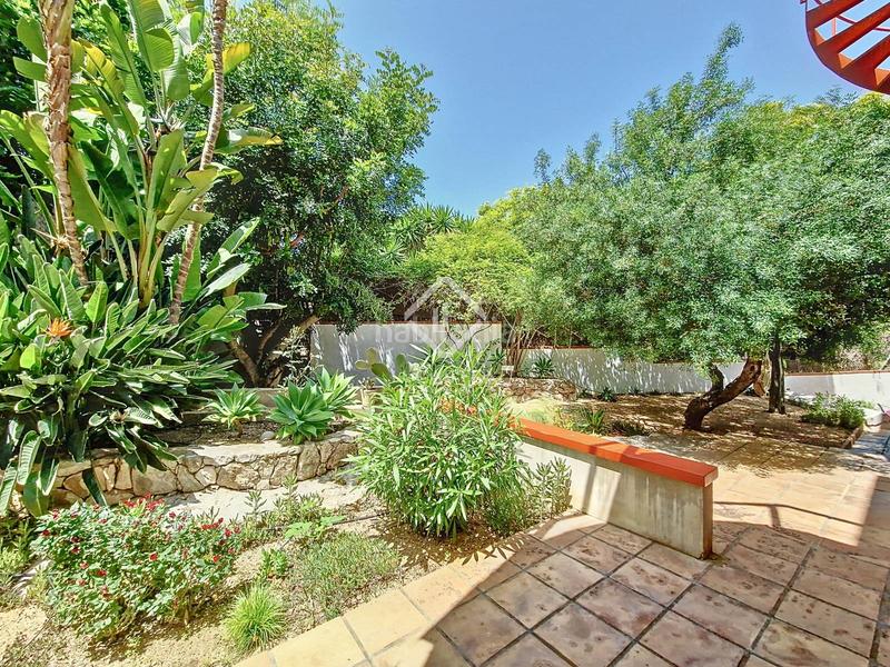 Foto 32aad910-f2ce-4530-9a77-ab10c8cf03be. Chalet villa de estilo mediterráneo con jardín privado y vistas al mar en venta en Vilanova i la Geltrú