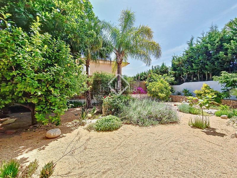 Foto 3c630b38-9925-4ec3-98b2-462f27f098f9. Chalet villa de estilo mediterráneo con jardín privado y vistas al mar en venta en Vilanova i la Geltrú