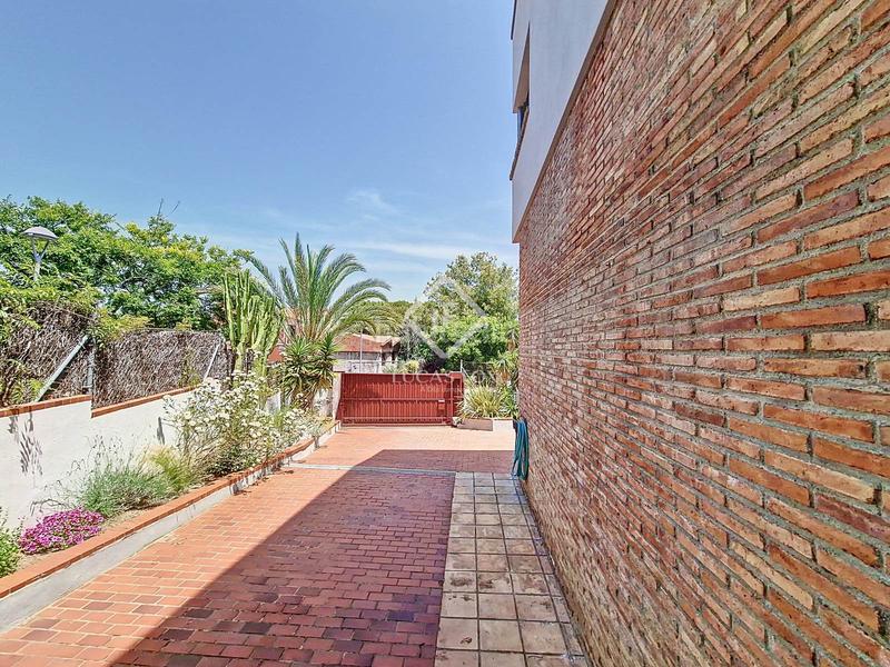 Foto 3e7dd86f-f906-4166-be23-f8d7dd20a348. Chalet villa de estilo mediterráneo con jardín privado y vistas al mar en venta en Vilanova i la Geltrú