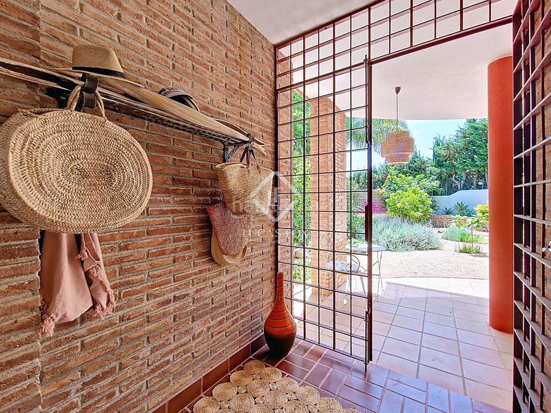 Foto 423f661f-7849-4fb8-945e-6b4689b6652b. Chalet villa de estilo mediterráneo con jardín privado y vistas al mar en venta en Vilanova i la Geltrú